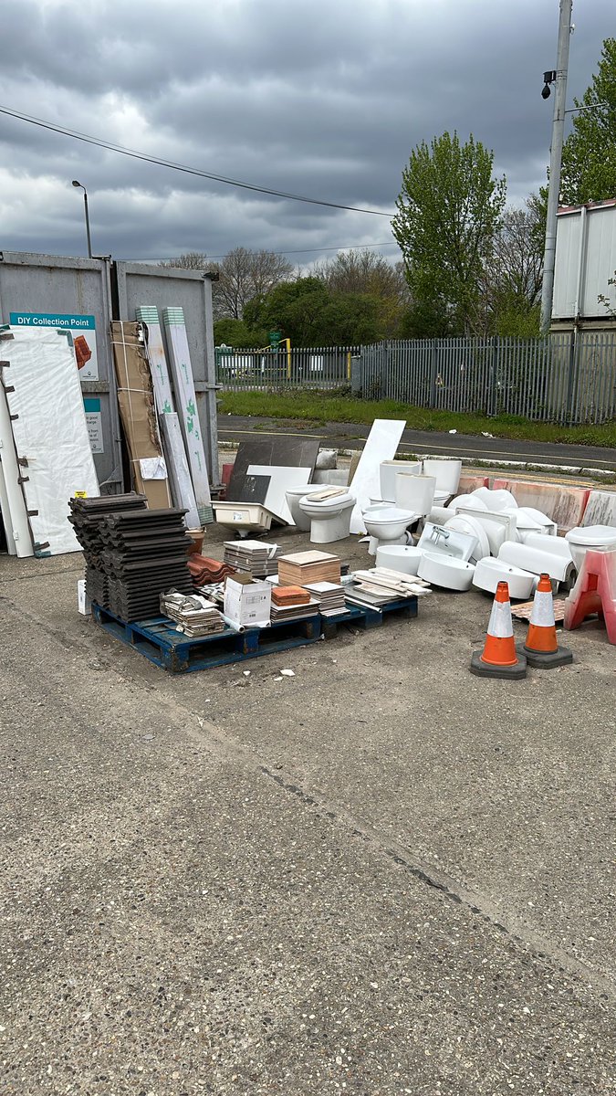 Are you in need of any DIY materials?

Residents can pick them up for FREE from our Reuse and Recycling Centres in Summers Lane #Barnet and South Access Road #WalthamForest.

This week you can get your hands on tiles, slabs, doors, sinks and toilets.

Find out more: