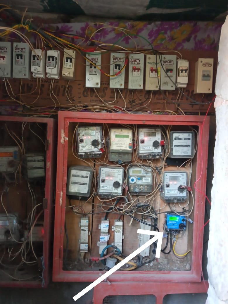 superb_subhajit's tweet photo. @CESCLimited @rpsggroup 

#shamelessJob done by CESC. 
Inspite of our objection at Taratala Office vide Docket No 1402584120423 regarding installation of new meter at our premises, CESC today installed a new meter of #ShambhuMondal over there. Seeking redressal.
Mob-8103802990 https://t.co/Ym1ubKmpwz