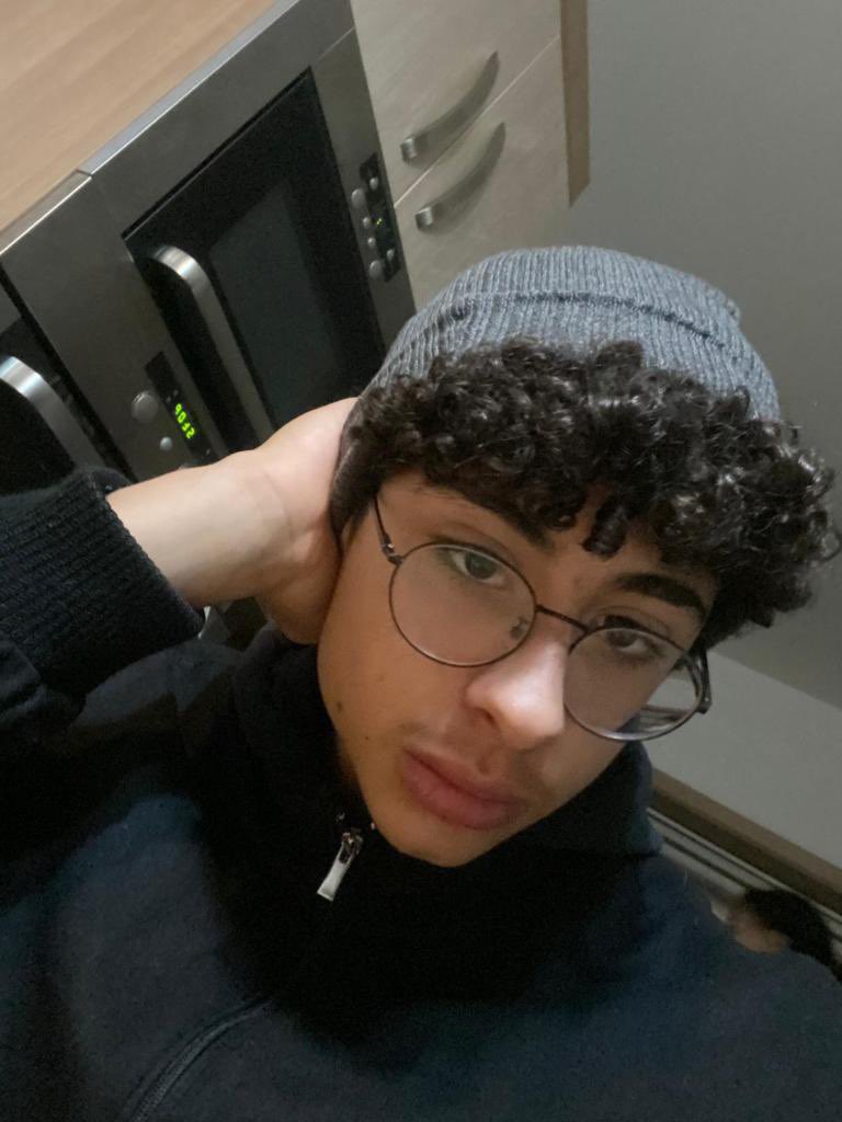 sizenkesken's tweet photo. sabah oluyor, güneş doğuyor ama biz uyanamıyoruz. nasıl oluyor bu? her sabah uyandığımda telefonuma koşuyorum belki yine “günaaaaaydııın” yazmışsındır diye. ve yine her sabah aynı yıkımı yaşayıp diğer sabahı bekliyorum. çok özledim sevgilim.
#isiaskatilleritektek https://t.co/yjkmJ0E944