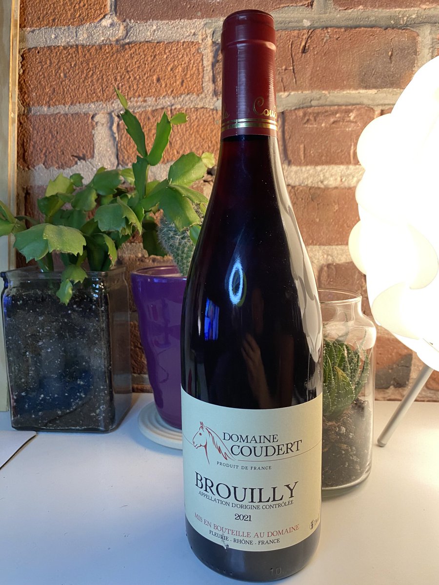 SteveKubota's tweet photo. A couple of #Beaujolais from #Chenas & #Brouilly last night. The Coudert (heel, leftover from Monday) and a new to my shop Fauvin drank wonderfully. The Coudert is my current fav but the Nathalie Fauvin Cuvée Séléné is pushing the envelope for deliciousness and not far behind🍷😎 https://t.co/oDMHsb30z6