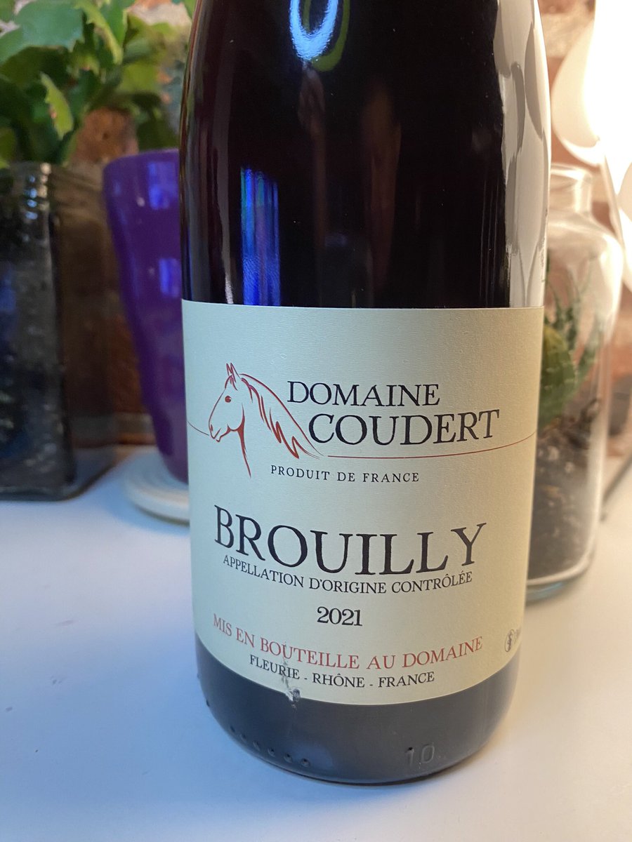 SteveKubota's tweet photo. A couple of #Beaujolais from #Chenas & #Brouilly last night. The Coudert (heel, leftover from Monday) and a new to my shop Fauvin drank wonderfully. The Coudert is my current fav but the Nathalie Fauvin Cuvée Séléné is pushing the envelope for deliciousness and not far behind🍷😎 https://t.co/oDMHsb30z6