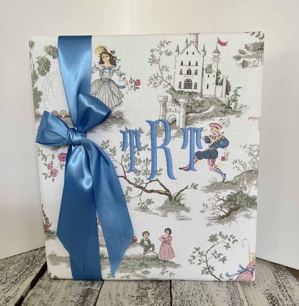 sooburns's tweet photo. All our baby and wedding books are on sale for $20.00 off at;
https://t.co/EgBnHQL6fJ and 
https://t.co/CMHCeRg8nc 
Come check us out (: https://t.co/x0q9xcq46j