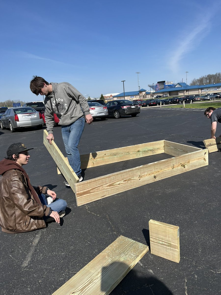 MrsYoungMath's tweet photo. Traditional garden boxes are starting to come together! @MarysvilleECHS https://t.co/WYCfeVPQmU