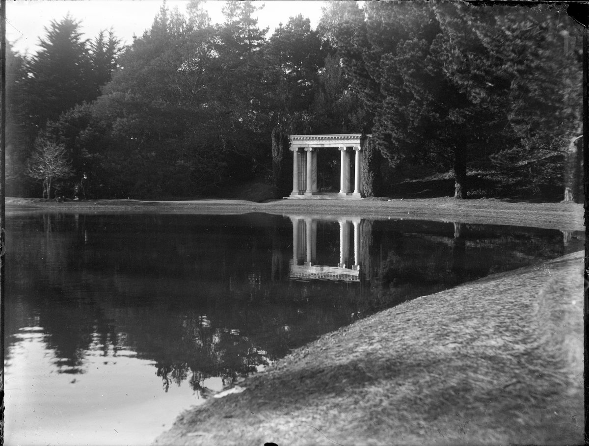 DavidGallagher's tweet photo. Thousands of pictures were taken of picturesque earthquake ruins in San Francisco, possibly none more so than the remains of the Towne Mansion on Nob Hill. Such a favorite, that the doorway was moved to Golden Gate Park on Lloyd Lake &amp; renamed "The Portals of the Past" #sfhistory https://t.co/A1ceI46Wqs