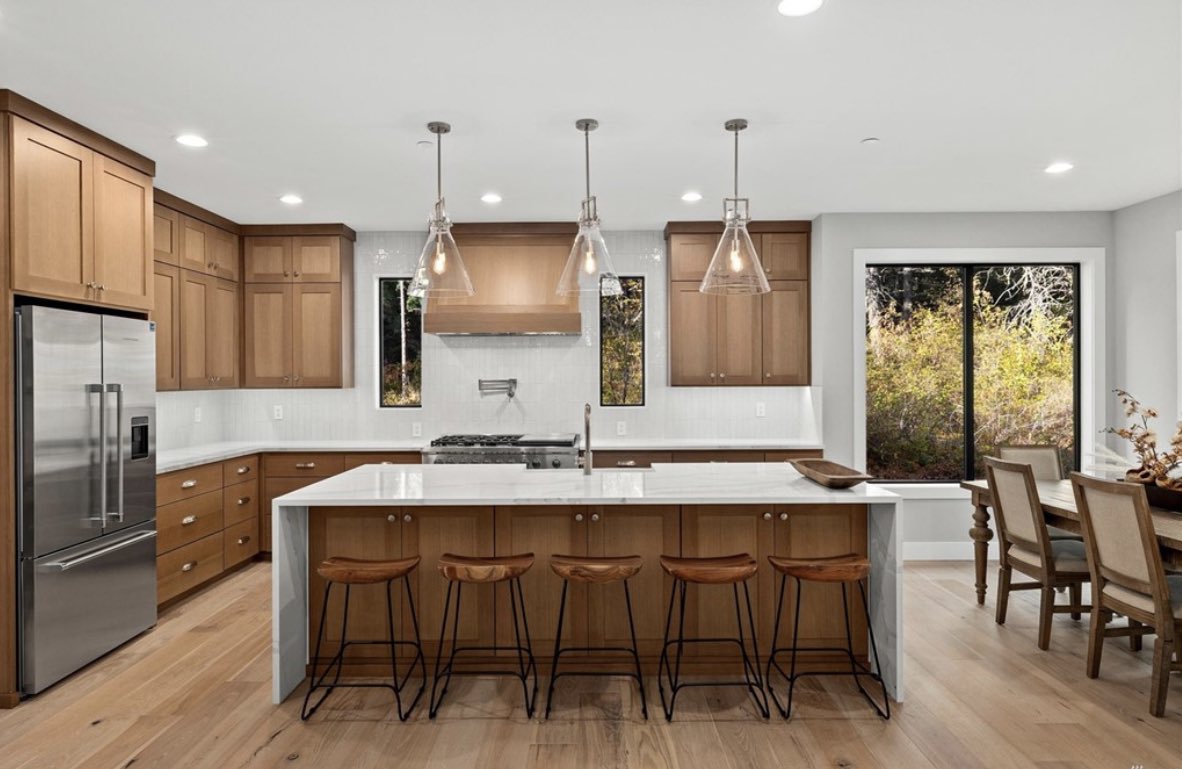UrbanSean's tweet photo. 🏔️ ⛳️ SOLD IN TUMBLE CREEK 🏡 🎣 Can you see yourself entertaining in this kitchen this summer?! Sold for $2,050,000. https://t.co/Et0zL2FIX3