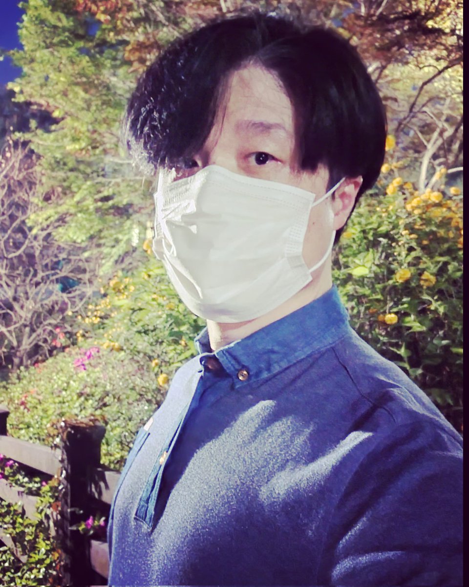 운동을 하기 위해 집 앞 공원에 갔다. 전신 운동을 할 수 있는 운동기구들이 있는 곳이다. 반복해서 운동을 했다. 긴장한 근육들이 주는 뻐근한 느낌이 좋았다. 마음을 편하게 해주는 꽃들도...