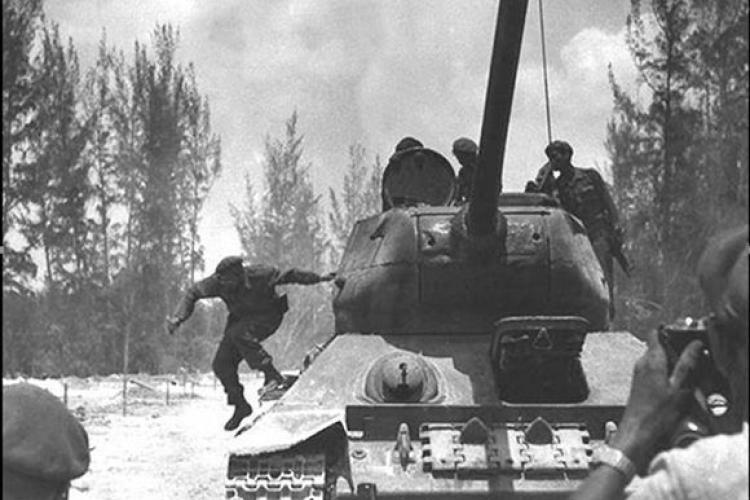 De luces se llenó mi cielo
de esta tierra insurrecta,
y entre luces se batió seguro
buscando la victoria nuestra.

Hoy se camina confiado
por los surcos de la historia,
donde pelearon los héroes
para alcanzar la victoria.
#GironDeVictorias 
#AsambleaDelPueblo 
<a href="/InesNiurys/">Niurys Ines Figueroa Cuesta</a>
