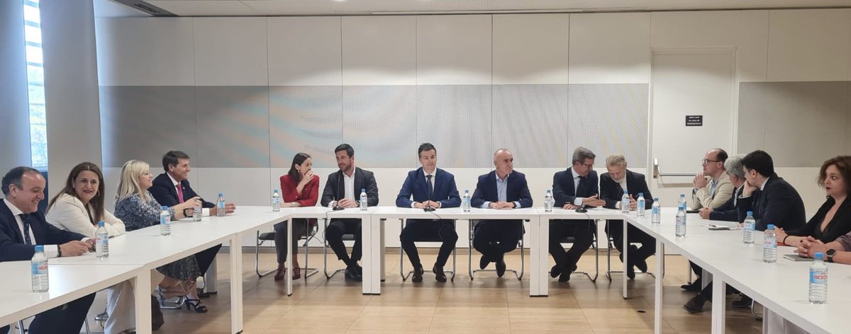 📍Sevilla | El ministro <a href="/hectorgomezh/">Héctor Gómez</a> se reúne con la comisión de seguimiento y los trabajadores de <a href="/Abengoa/">Ana Bengoa</a> tras la adjudicación a @Coxenergyam:
✅Se mantienen los empleos y se protegen a las familias
✅Se mantiene Sevilla como sede social
✅La actividad al menos 3 años