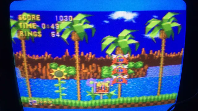 kenobeat's tweet photo. @eneba_es El primerito para mí fue Sónico el Erizo 1 en la Megadrive II. Venía en uno de los cartuchos Mega Games 6. Sabes, recuerdo ajustar la televisión para ver la señal por el cable de radiofrecuencia de la SEGA con un pulso que ni robando panderetas. Y moría nervioso en Marble Zone. https://t.co/hc1qIspP8N