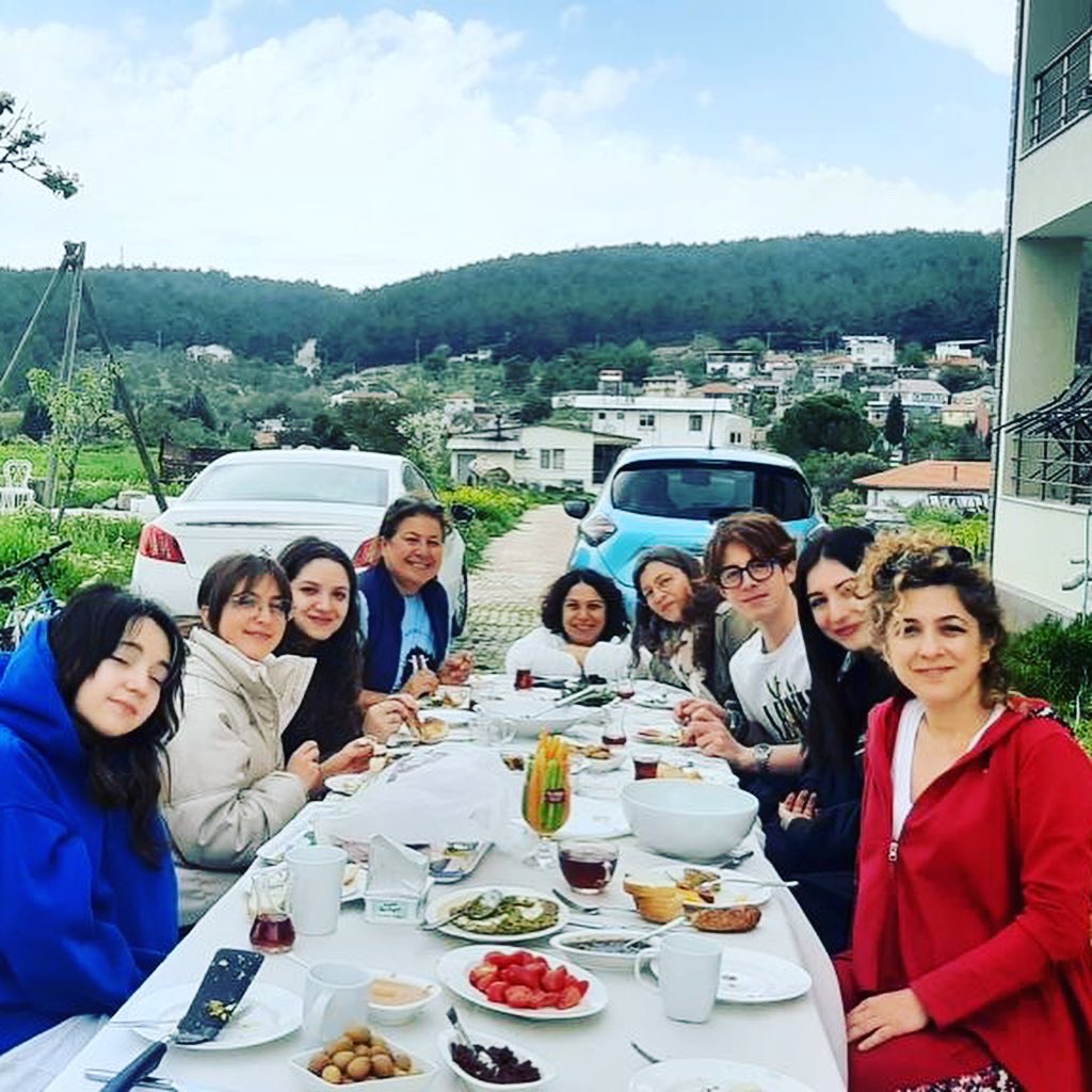 AFSTurkiye's tweet image. 😋Mantı ile ravioli aynı sofrada buluştu!

🧑‍🍳 AFS programlarıyla İzmir’de konuk ettiğimiz öğrenciler ve gönüllülerimiz yeni tarifler öğrenerek yemek pişirdiler ve aynı masada farklı kültürlerini paylaştılar. ✨

#afsprograms #afseffect