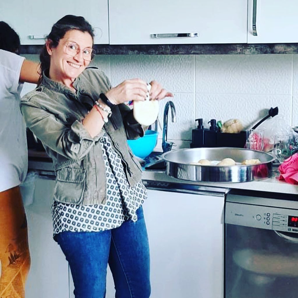 AFSTurkiye's tweet image. 😋Mantı ile ravioli aynı sofrada buluştu!

🧑‍🍳 AFS programlarıyla İzmir’de konuk ettiğimiz öğrenciler ve gönüllülerimiz yeni tarifler öğrenerek yemek pişirdiler ve aynı masada farklı kültürlerini paylaştılar. ✨

#afsprograms #afseffect