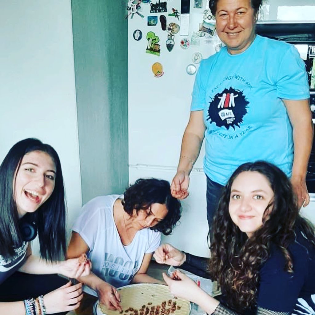 AFSTurkiye's tweet image. 😋Mantı ile ravioli aynı sofrada buluştu!

🧑‍🍳 AFS programlarıyla İzmir’de konuk ettiğimiz öğrenciler ve gönüllülerimiz yeni tarifler öğrenerek yemek pişirdiler ve aynı masada farklı kültürlerini paylaştılar. ✨

#afsprograms #afseffect