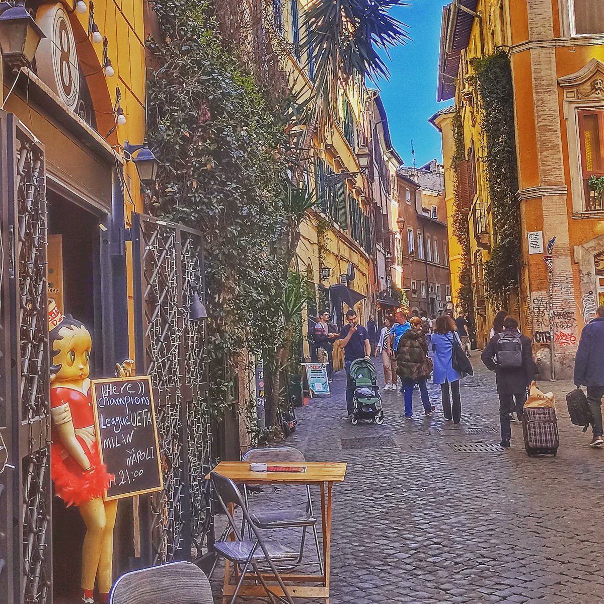 paris_eva's tweet photo. El barrio más bonito de #Roma #Trastevere soleado y animado ☀️ https://t.co/zcR1BkB9Jt