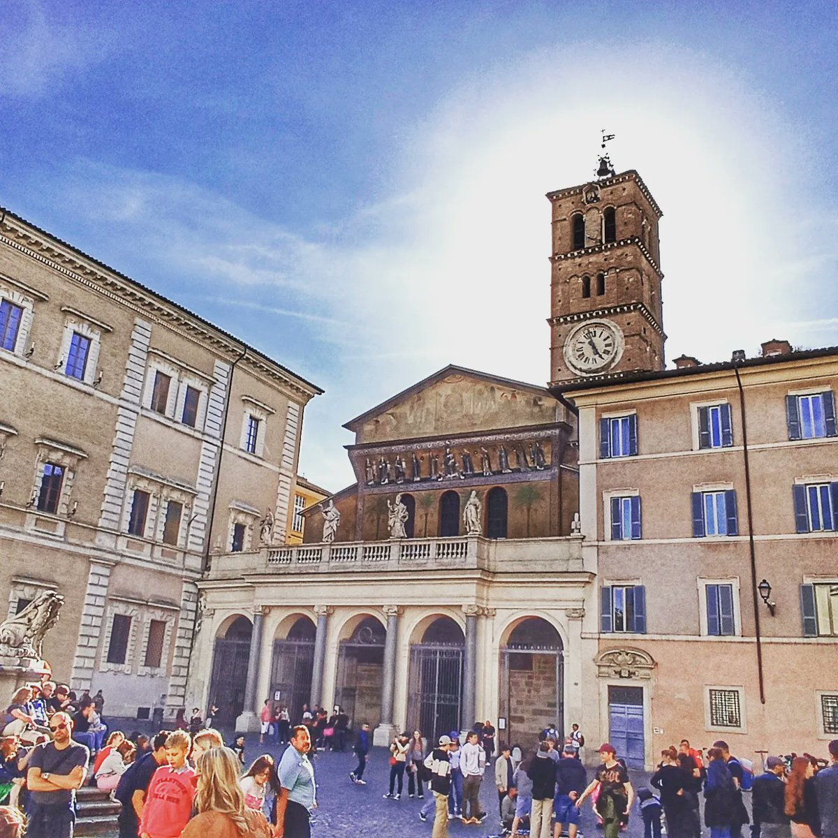 paris_eva's tweet photo. El barrio más bonito de #Roma #Trastevere soleado y animado ☀️ https://t.co/zcR1BkB9Jt