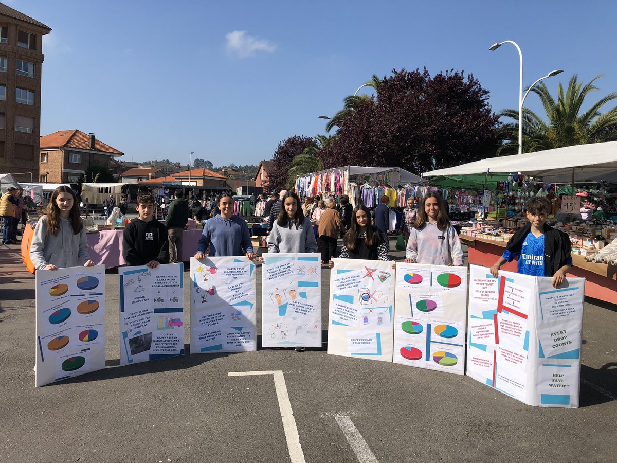 Alumnado de 1º y 2º de ESO explica a quienes visitan el mercado semanal de Piedras Blancas el proyecto 'Cada gota cuenta’. #innovacion #agua