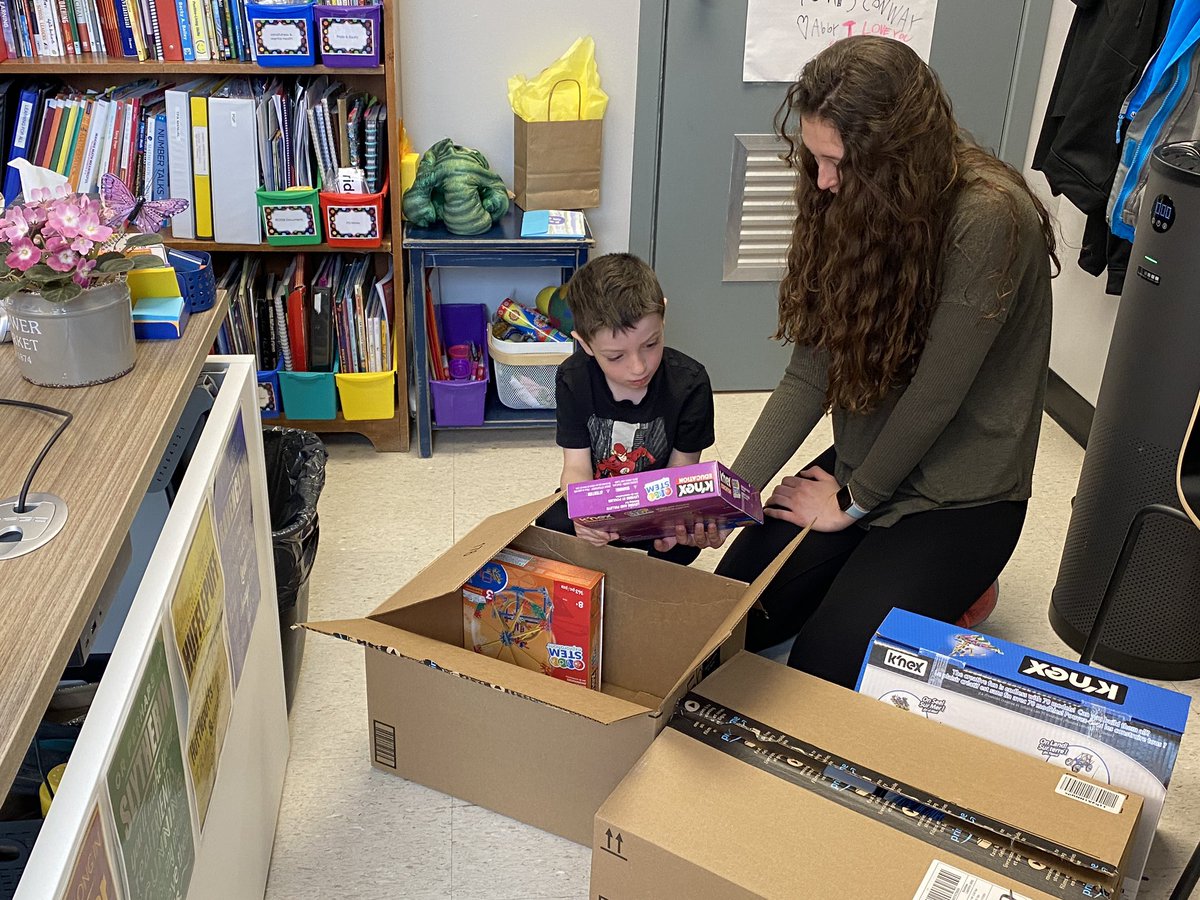LisaConway17's tweet photo. Another #Amazing #DifferenceMaker team @walzad Myla and Jonah wanted to add to our #STEAMClub They proposed a way for younger and older students to build together! #ThankYou @PeterBurnette @RCDSB #InspiredLearning #KNex https://t.co/x15gZTfVFn