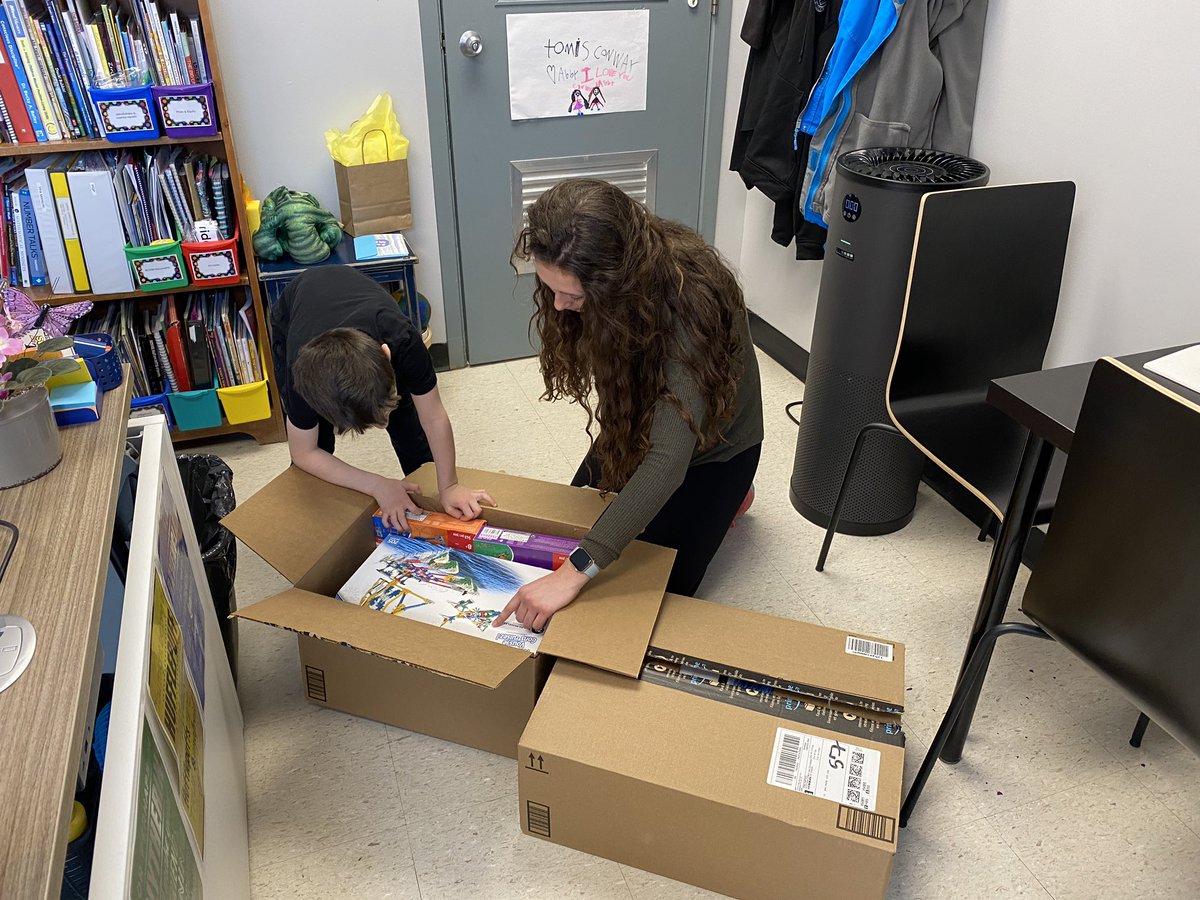 LisaConway17's tweet photo. Another #Amazing #DifferenceMaker team @walzad Myla and Jonah wanted to add to our #STEAMClub They proposed a way for younger and older students to build together! #ThankYou @PeterBurnette @RCDSB #InspiredLearning #KNex https://t.co/x15gZTfVFn