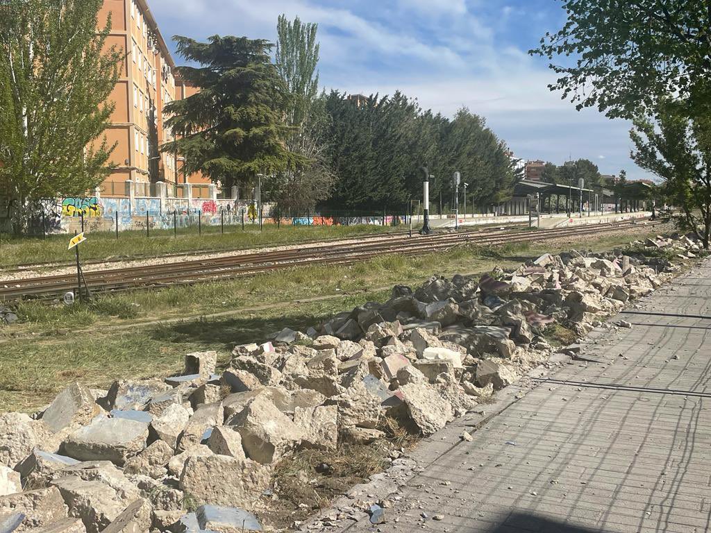 BenjamnPrieto's tweet photo. La destrucción e inquina del @PSOEdeCUENCA contra el tren paralizada por la Justicia. El muro del Paseo de San Antonio sigue en pie de momento. @gobjccm @DipuCuenca @aytocuenca Alianza socialista, un fraude. #pueblosconeltren #sialferrocarrilconvencional https://t.co/8Jecr5dBfh