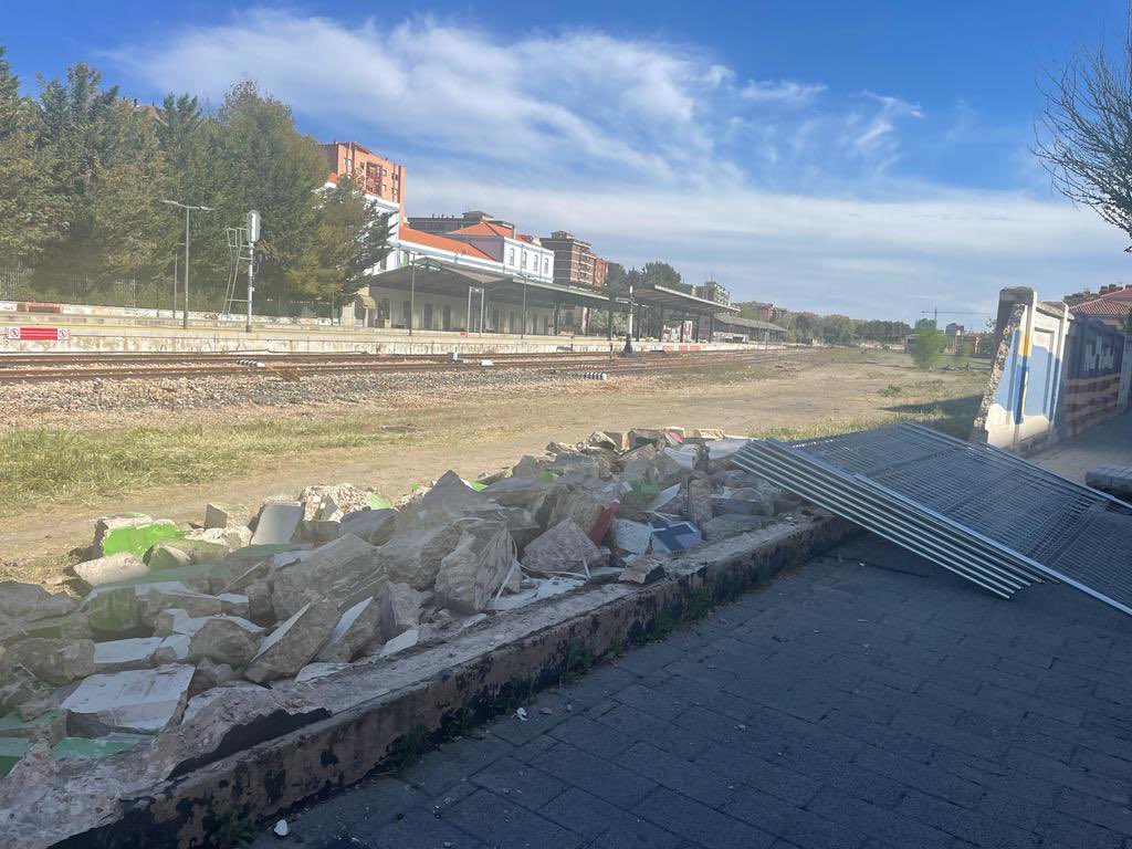 BenjamnPrieto's tweet photo. La destrucción e inquina del @PSOEdeCUENCA contra el tren paralizada por la Justicia. El muro del Paseo de San Antonio sigue en pie de momento. @gobjccm @DipuCuenca @aytocuenca Alianza socialista, un fraude. #pueblosconeltren #sialferrocarrilconvencional https://t.co/8Jecr5dBfh