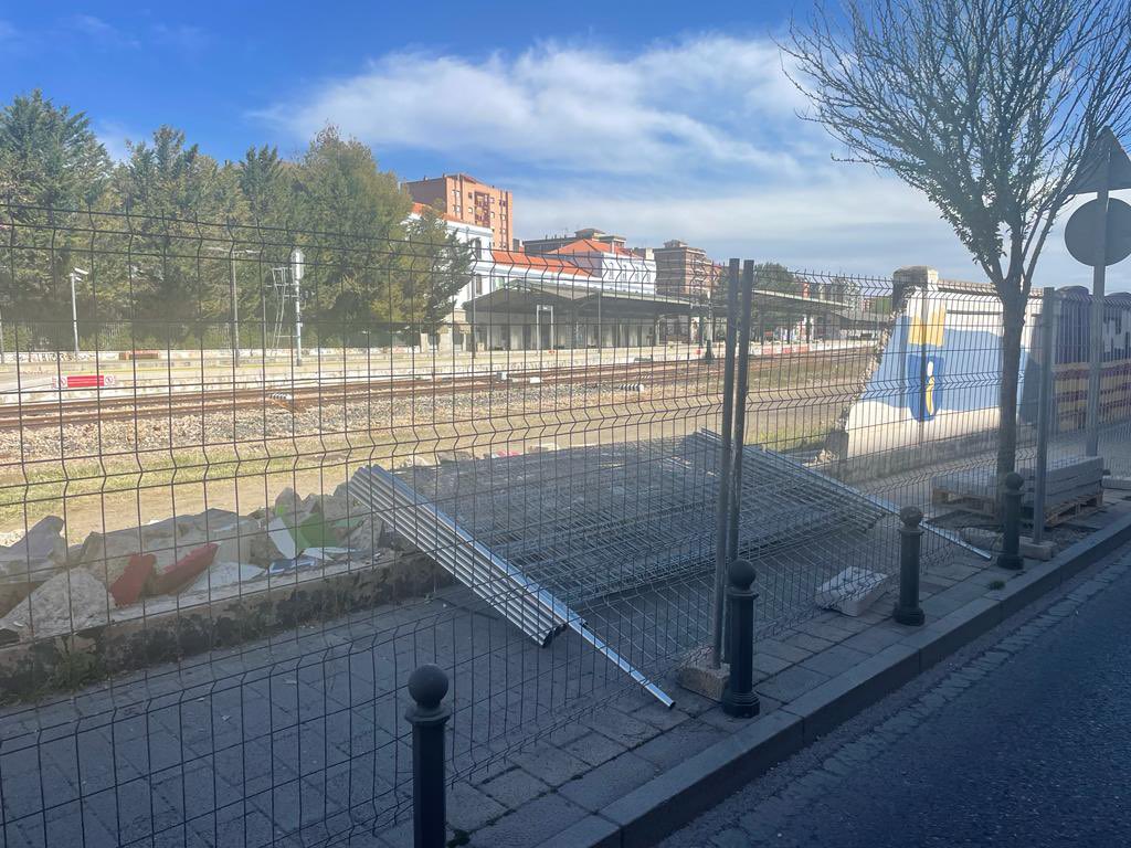 BenjamnPrieto's tweet photo. La destrucción e inquina del @PSOEdeCUENCA contra el tren paralizada por la Justicia. El muro del Paseo de San Antonio sigue en pie de momento. @gobjccm @DipuCuenca @aytocuenca Alianza socialista, un fraude. #pueblosconeltren #sialferrocarrilconvencional https://t.co/8Jecr5dBfh