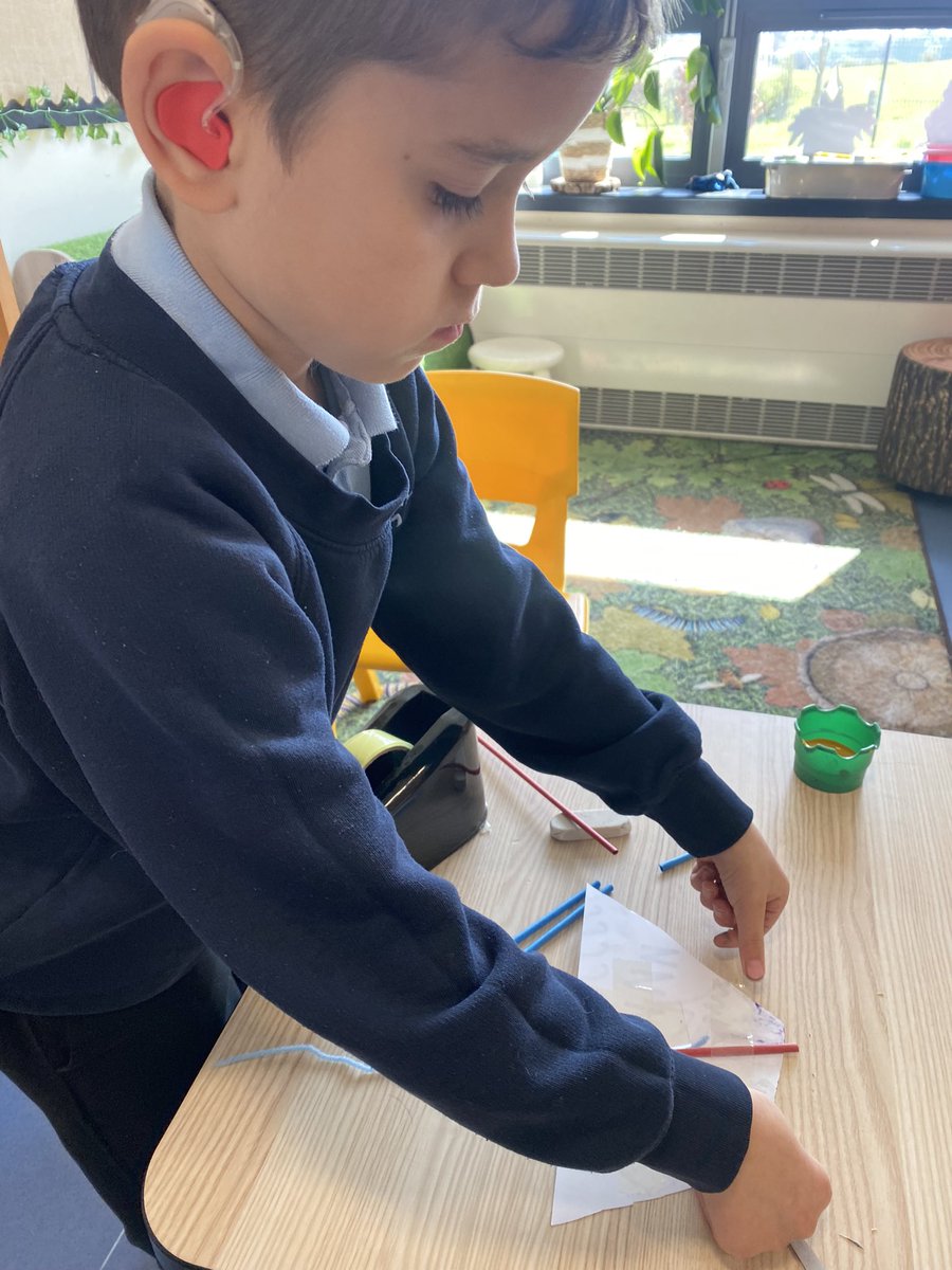 MissLucyKHarris's tweet photo. this learner decided to make a kite today, he discovered the importance of a frame to support the sail. He also learned about the 4 forces of flight ๐ชโญ๏ธ @SLC_RAiSE #slcPlay #STEM https://t.co/WTmIdVOvvu