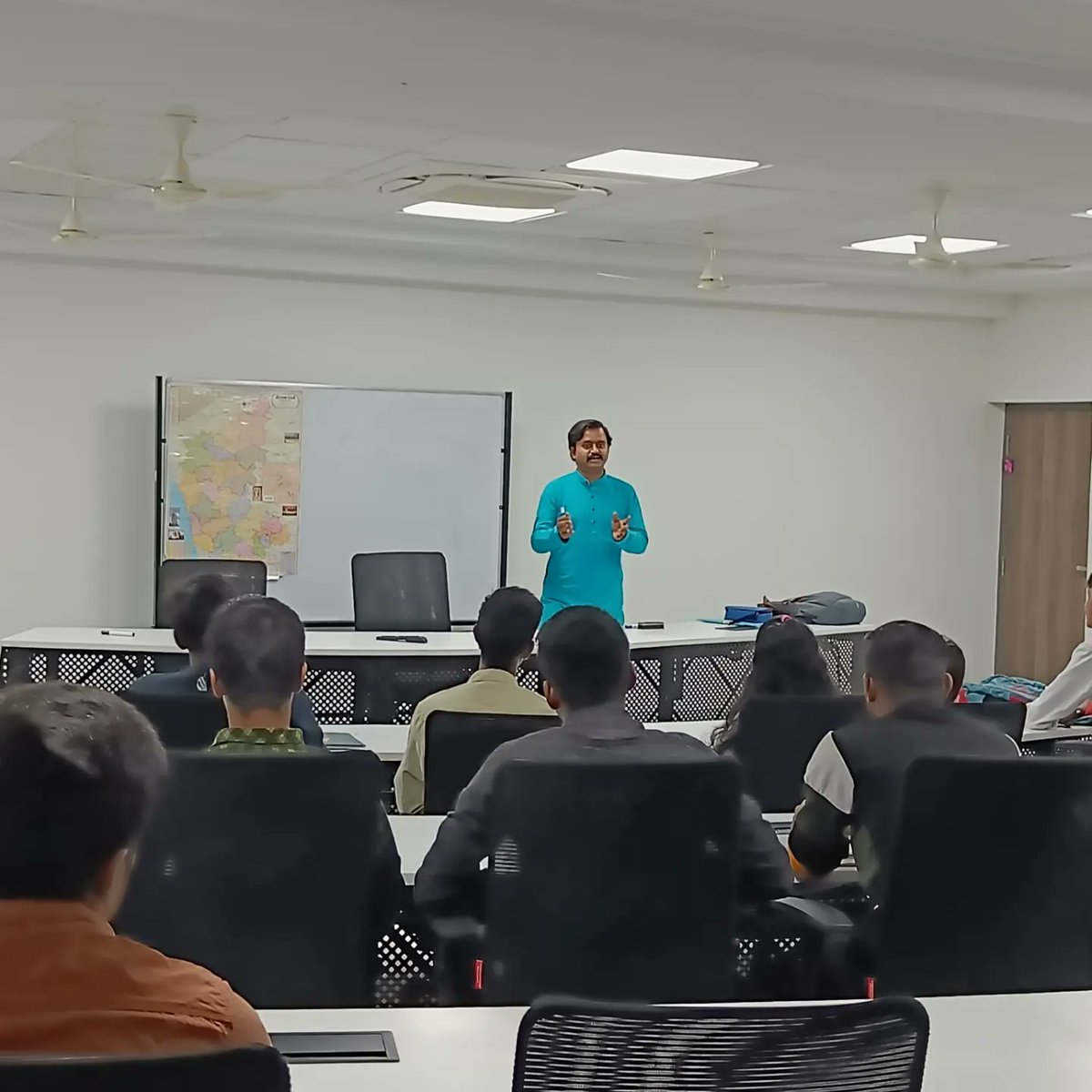 YuvakaSangha's tweet image. ಕಳೆದ 2 ದಿನಗಳಿಂದ ನಡೆಯುತ್ತಿರುವ "ಯುವಚೇತನ" ವ್ಯಕ್ತಿತ್ವ ವಿಕಸನ ಶಿಬಿರದಲ್ಲಿ ಇಂದು ಕರ್ನಾಟಕ ಹಾಗೂ ಇತಿಹಾಸಕ್ಕೆ ಸಂಬಂಧಿಸಿದ ವಿವಿಧ ವಿಷಯಗಳನ್ನು ಕಲಾವಿದರಾದ ಶ್ರೀ ಹರೀಶ್ ಅವರು ತಮ್ಮ ಕಲೆಗಳ ಮೂಲಕ ತಿಳಿಸಿಕೊಟ್ಟರು.
#YuvaChetana #PersonalityDevelopmentProgram #PDP #YuvakaSangha