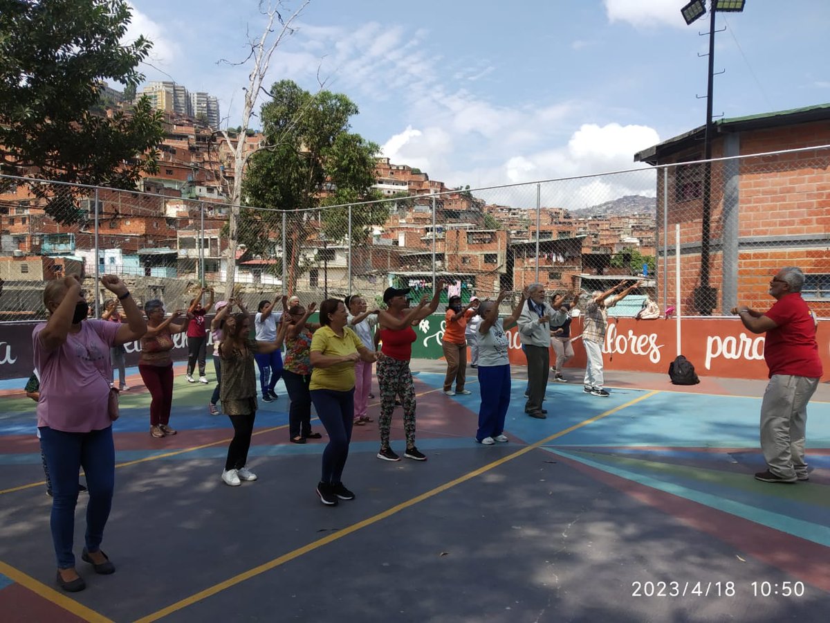 El CSSA 23 de Enero junto al equipo de recreación del INASS, desarrollaron Gimnasia Cerebral al club waraira repano con la participación de 28 adultos mayores. #GestaIndependentista @NicolasMaduro @magally_vina @vmsfelicidad @ViceSocialT_ve @pestana_jl