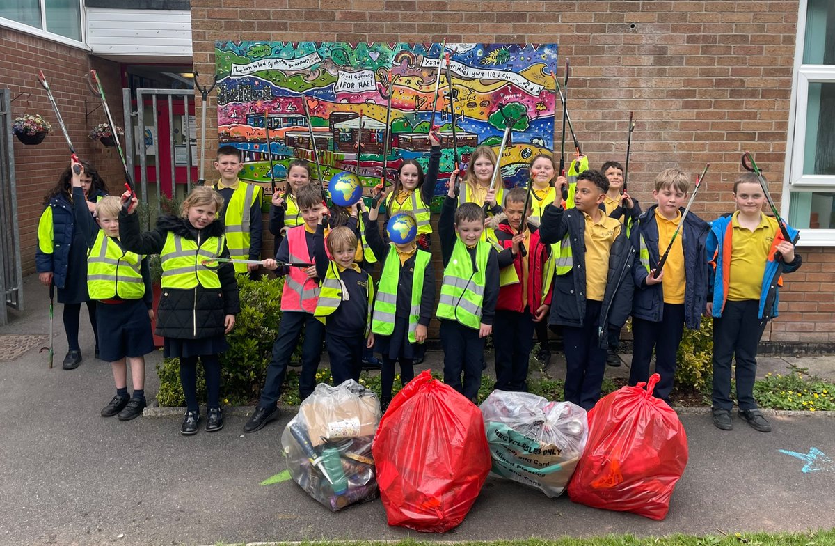 Casglodd y Pwyllgor Eco 4 bag llawn sbwriel o'r ardal leol heddiw🚯🌍
The Eco Committee collected 4 bags full of rubbish from the local area today 🚯🌍 #YGIHeco

<a href="/GreenBettws/">Green Bettws</a>