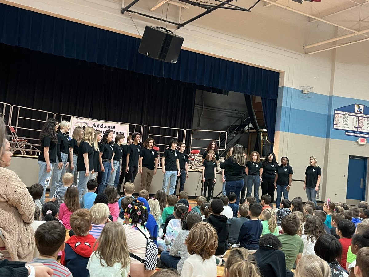 abergersclass's tweet photo. We loved having members from the ROHS bad, orchestra, and choir come to perform for us and show us all of the musical opportunities available to us! @royaloakschools https://t.co/AYXVrOz1p5
