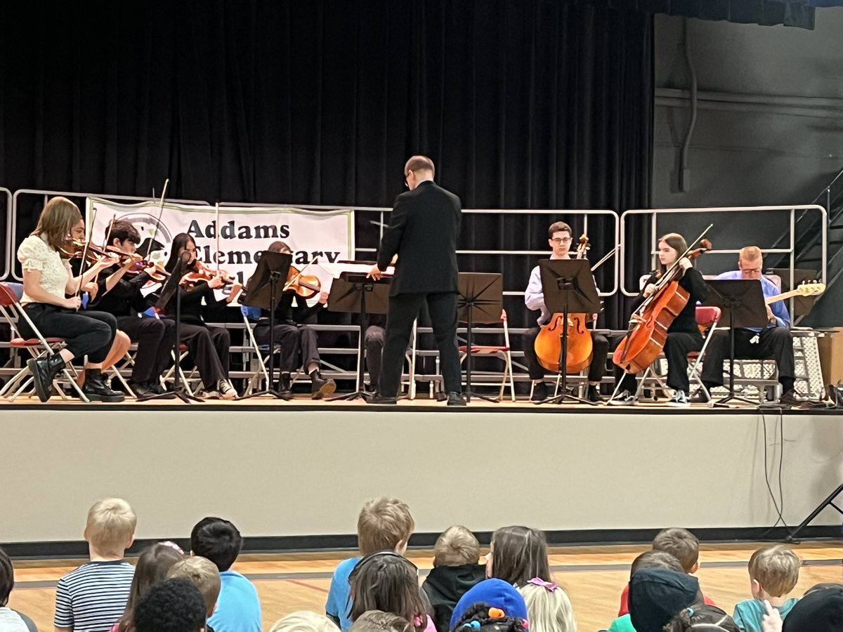 abergersclass's tweet photo. We loved having members from the ROHS bad, orchestra, and choir come to perform for us and show us all of the musical opportunities available to us! @royaloakschools https://t.co/AYXVrOz1p5