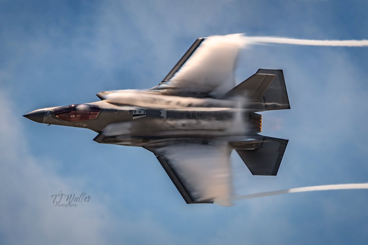 TJWallerPhotos's tweet image. My favorite part the @NASKeyWest Southernmost Air Spectacular #airshow - hands down - was the F35A Lightning II flown by Maj. Kristin "Beo" Wolfe. She was simply spectacular!
#vapefest #airshows #F35 #FighterPilot #AfterBurner #KeyWest

📸: Me for @TJWallerPhotos