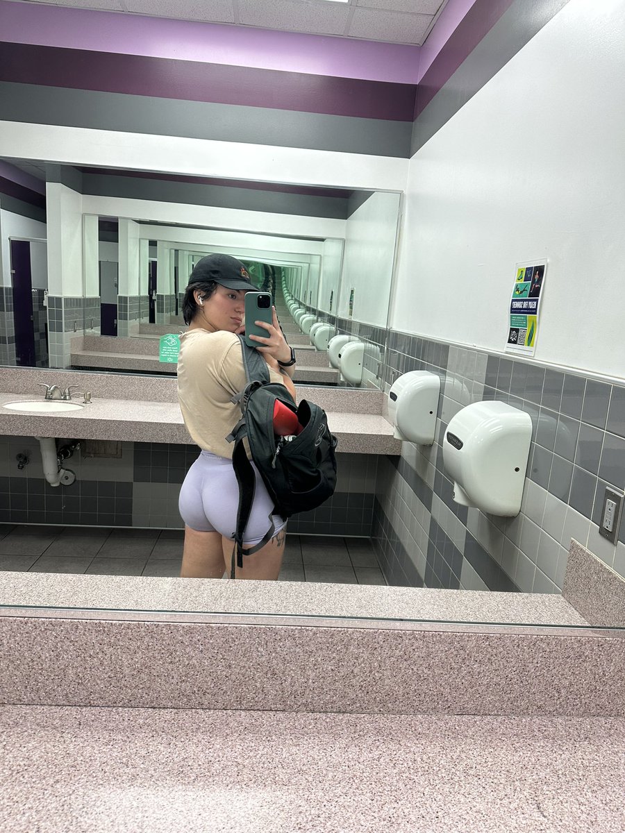 evelyn_omorfia's tweet photo. flamingo stance only in this household #LinkInBio #legday #legpump #peach https://t.co/oYs81iK9gJ