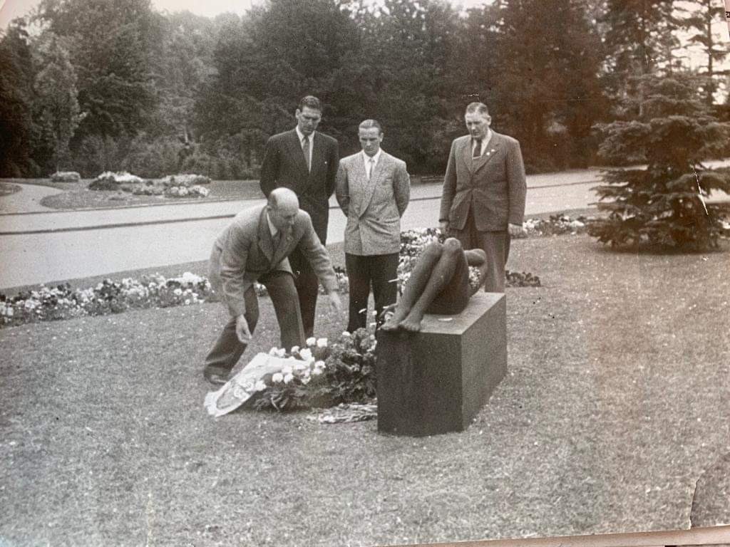 1946 tog Eric emot danske kungen Christian X:s ‘Frihetsmedalj’ för sina insatser, när tusentals danska judar räddades över sundet under andra världskriget. 
   
I Erics anda går därför 10% av intäkterna för kollektionen till Svenska kommitén mot antisemitism.