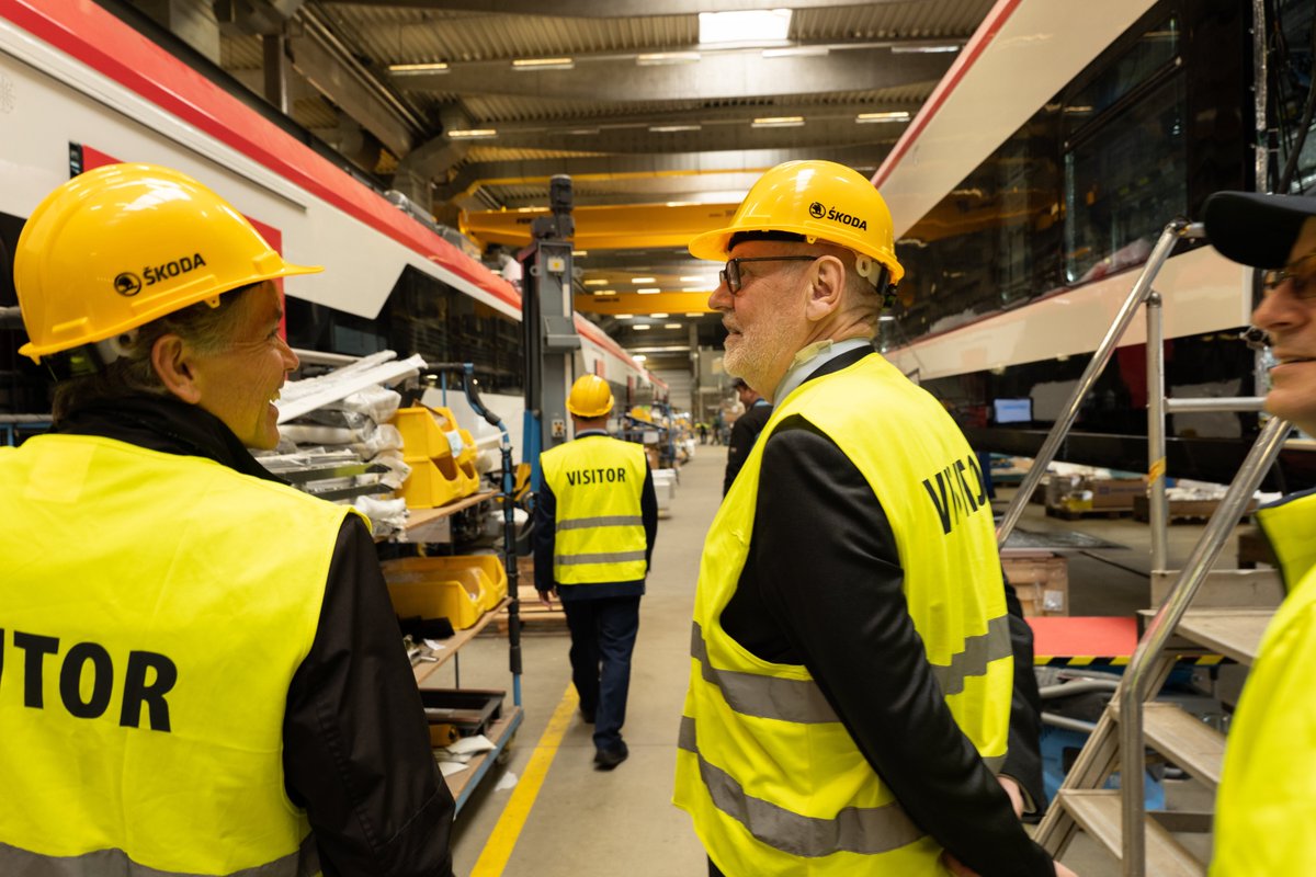 SkodaGroupEN's tweet photo. Today, we welcomed a very special guest from Valenciennes in France, @JoDoppelbauer, the Executive Director of the European Union Agency for Railways. He toured our Pilsen production and saw our projects in progress. We were thrilled to discuss the future of the railway together. https://t.co/CIcaRkdxTh