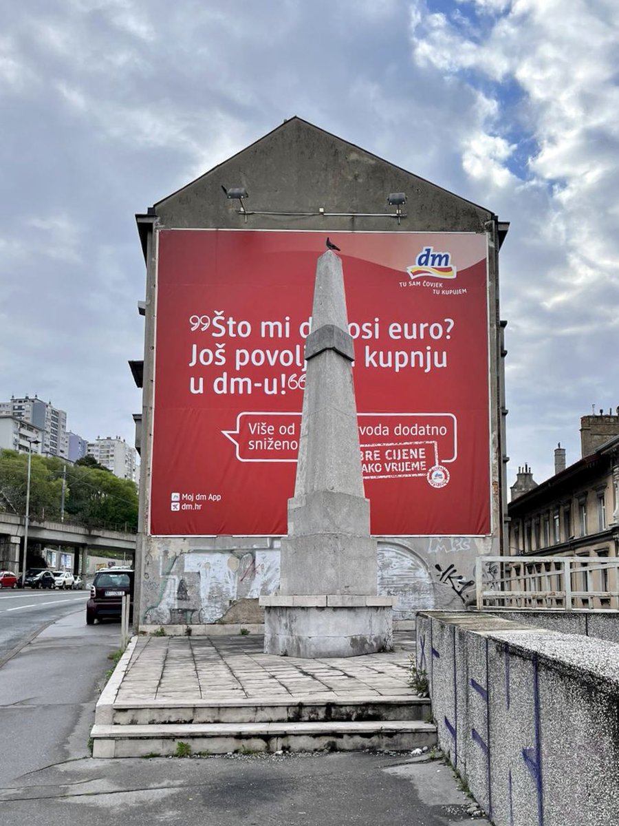 sabinamarov's tweet photo. Oronula riječka “svjećica na crvenoj torti”, povodom današnjih 30 godina Grada Rijeke kao jedinice lokalne samouprave. 

Jedna od slika štete koju je tridesetogodišnja SDP-ova vlast prouzročila ovom gradu i koja ne prestaje. 

🚩

#gradrijeka #zaljev #rijeka #sdp #redflag https://t.co/dmuLo7MnDs