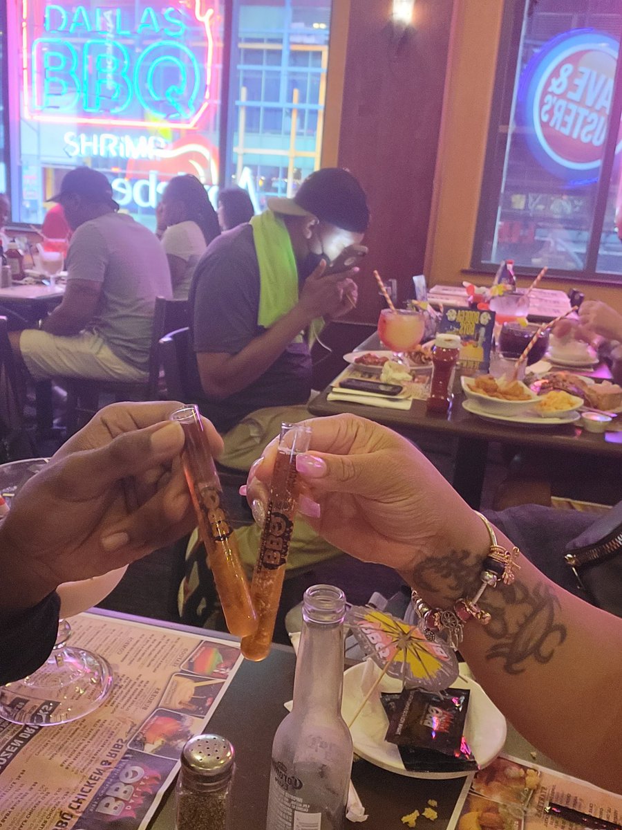 SkeeBopLeKewch's tweet photo. Continuing counting 2 ONE YEAR... CHEERS TO Live, Laugh & Loving #MeetthePrimsleys #6modays #COUNTDOWN @PrimDela ๐๐๐๐๐๐ https://t.co/KjeyYz9pCw