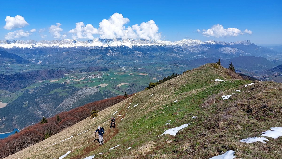 SGenepis's tweet photo. 19-04-2023 : rando au Sénépy depuis Leysson, 900 m de dénivelé. Départ le matin car l'après midi pas mal de cumulus (mais moins qu'hier !) Quelques traces de neige encore vers le sommet ... plus pour longtemps 
Les falaises du Vercors sur les photos https://t.co/0fbLAylUep