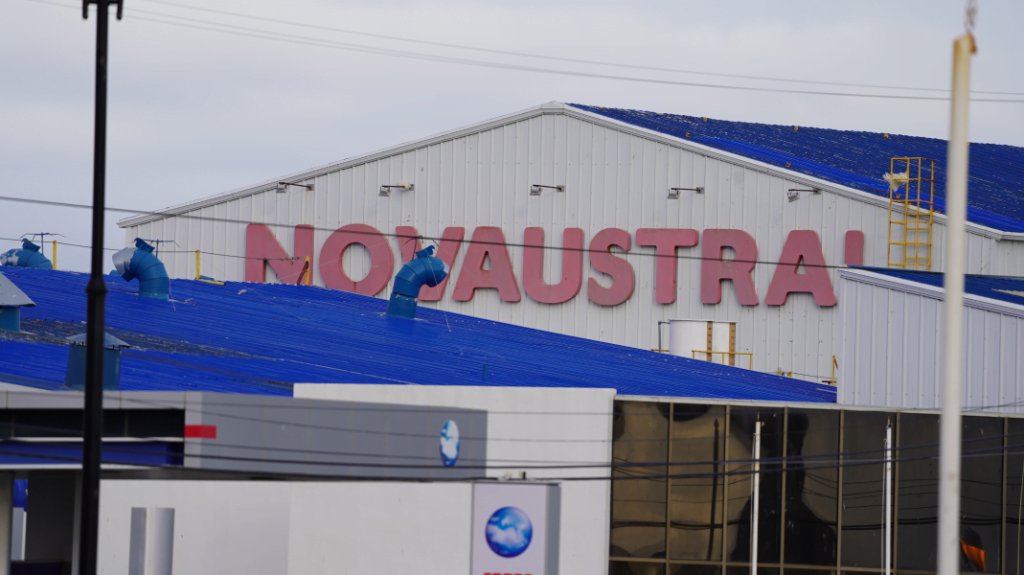 (Hilo) SALMONERA NOVA AUSTRAL NO VA A CERRAR
Lo que están haciendo es crear campaña del terror para no cumplir sanción de revocación de 3 de sus concesiones por daño ambiental en parque nacional De Agostini.
Aqui te contaremos la verdad.
<a href="/luzbermudezsan/">Luz Bermúdez Sandoval</a> <a href="/JorgeFlies/">Jorge Flies</a> <a href="/nico_grau/">Nicolás Grau Veloso</a>