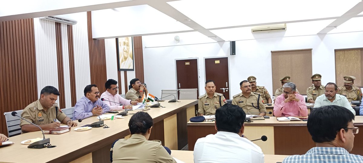 ईद-उल-फितर पर्व को शांति एवं सौहार्दपूर्ण ढंग से सम्पन्न कराए जाने के उद्देश्य से धर्मगुरुओ व सम्भ्रांत नागरिकों के साथ कलेक्ट्रेट गांधी सभागार में आहूत बैठक की गयी तथा उपस्थित संबंधित अधिकारियो को आवश्यक दिशा निर्देश दिए गए l
<a href="/CMOfficeUP/">CM Office, GoUP</a> <a href="/UPGovt/">Government of UP</a> <a href="/InfoDeptUP/">Information and Public Relations Department, UP</a> <a href="/ShishirGoUP/">Shishir🇮🇳</a>