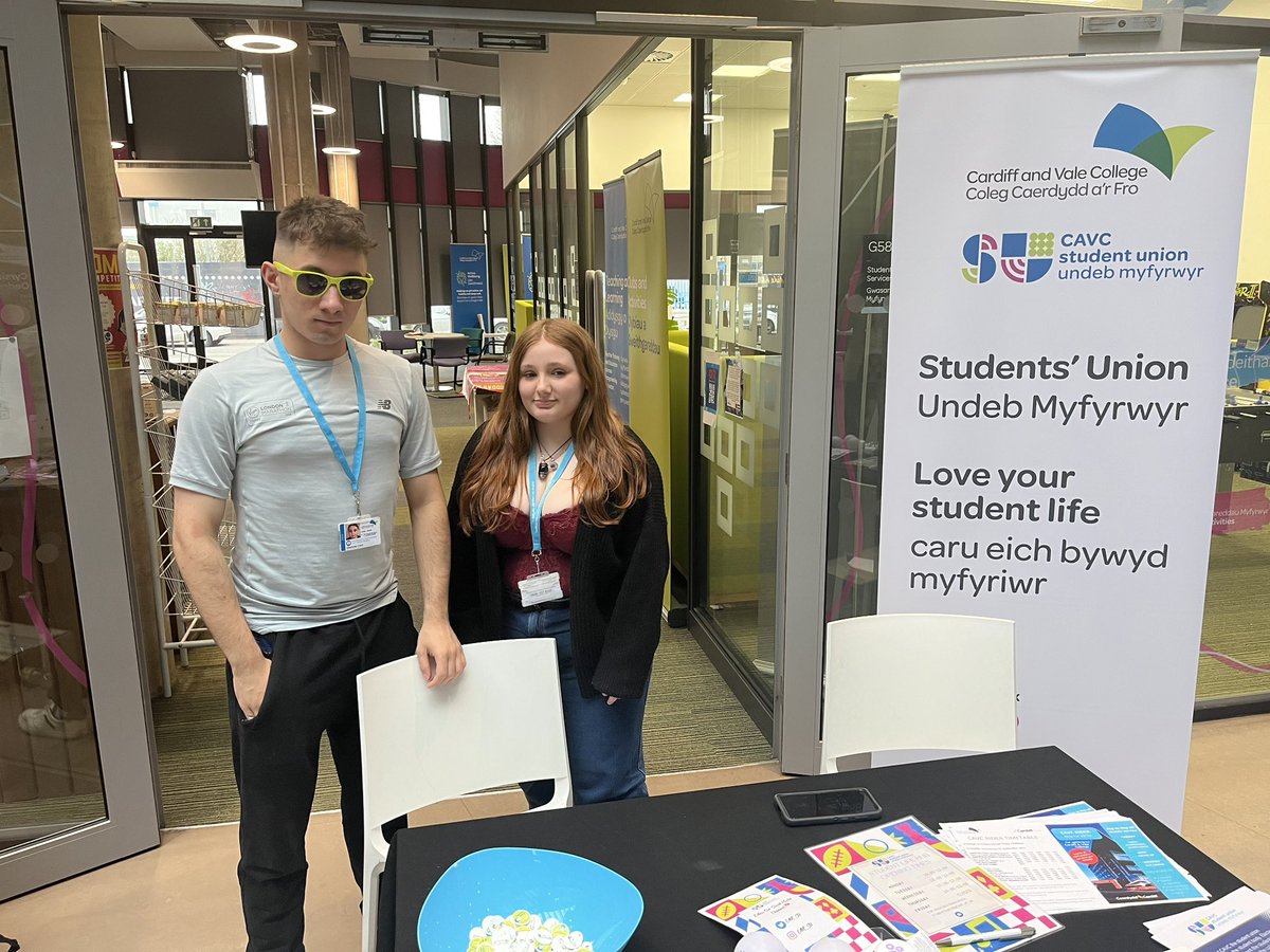 SmjamesJames's tweet photo. Fantastic turn out for our @CAVC Open Evening! Great to see our Student President and team giving advice and guidance! @Cavc_SU and our our Welsh language support! Da iawn pawb 👏👏 https://t.co/G0mIAwPlxd