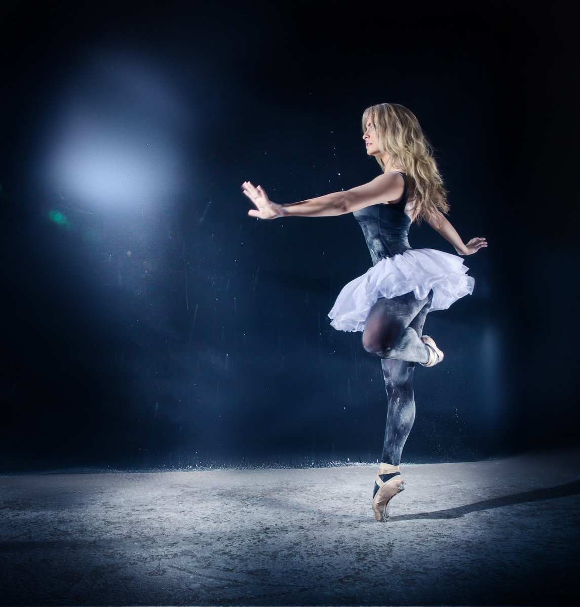 Myrrhaomi's tweet photo. Mi danza poética
deslizará sus líneas por tu cuerpo, 
tu coreografía se inspirará
en los movimientos de mis versos,
el ritmo de tus pasos
recorrerá la magia de mis cuentos;
y contará las historias
que salieron de mis sueños.
#TuPoesía https://t.co/oSNs1bTS1c
