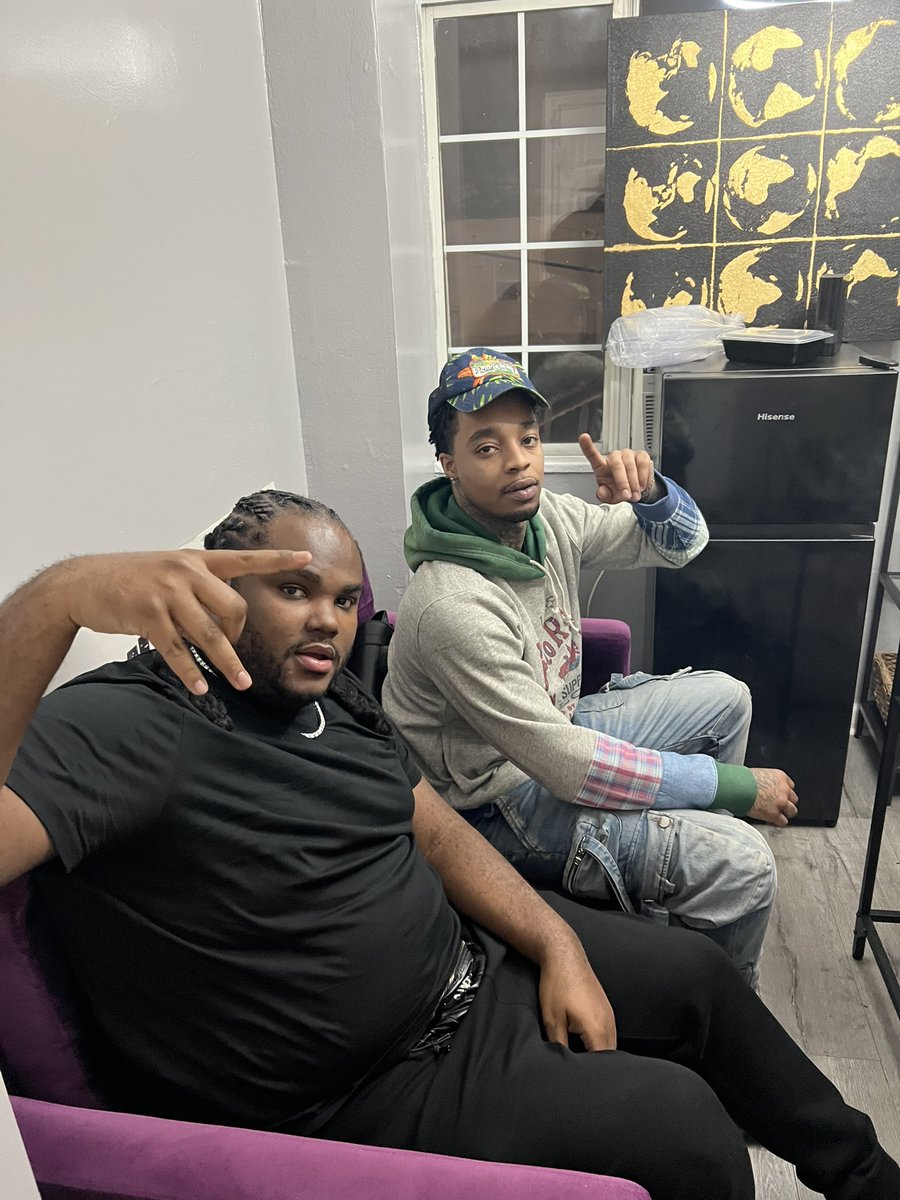 NeonSniperPanda's tweet photo. 200 likes and I will recap last night. All of it. @MadiHunni teeth @ZherkaOfficial making desperate married woman fall in love. @Ac7ionMann being Ac7ionman and @Heelmike actually holding the house down while I was gone to the studio with @TeeGrizzley and @Flight23White https://t.co/1XuTxIMHkD