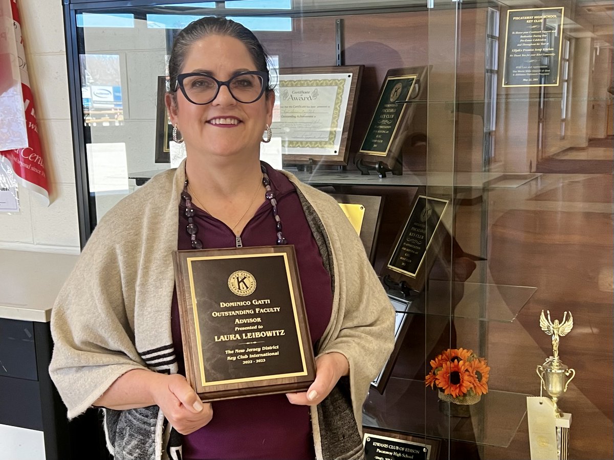 Congratulations to <a href="/Piscataway_HS/">Piscataway High School</a> teacher Laura Leibowitz, who was chosen as the top <a href="/keyclub/">Key Club</a> faculty advisor in NJ for 2022-23! The honor was extra special because she was nominated by her students without her knowledge.
Read more ➡️ bit.ly/41su5Mo