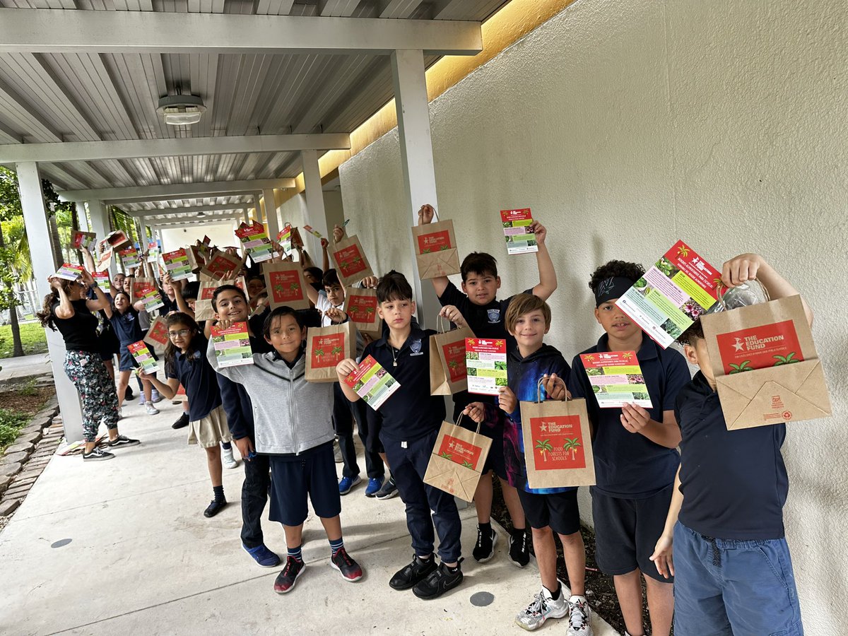 JuankyDiaz's tweet photo. This is #earthday @EducationFund #foodforrest #scavengerhunt today @STEAMDesignated @MDCPSSTEAM @MDCPSSci #coralparkelementary #thirdgrade @TLCabrera3 @SuptDotres @SecCardona #handsonscience π± #harvest #cpe π #schoolgarden https://t.co/KSRO9xrSGE