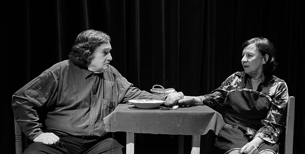 TeatroUC's tweet photo. #crítica "Testimonio sobre las muertes de Sabina", obra de Teatro Imagen en #TeatroUC👉"La obra muestra personajes reconocibles, muy nuestros, que retratan la historia de una familia chilena, llena de humor, dolor y humanidad", @_CulturizArte_ https://t.co/YfwELTVkUs https://t.co/ItnLZx8oc5