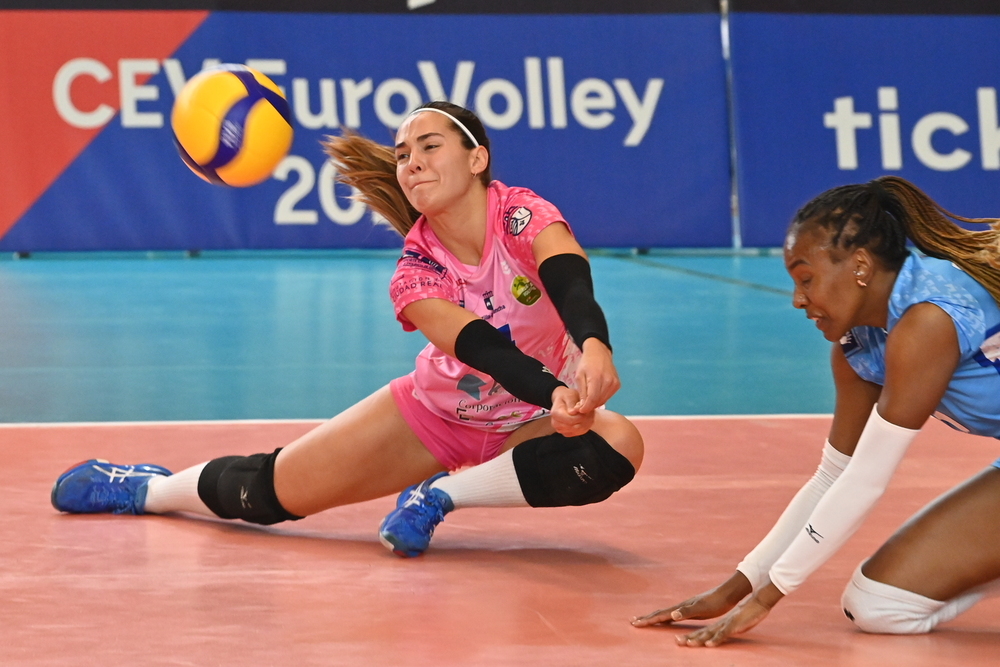 TodovoleySpain's tweet photo. ♦MERCADO #SF2Voley

Clara Barceló muy próxima a firmar por el @CD_Heidelberg 
Las grancanarias, muy pendientes de las posibles renuncias de clubes a competir en #LigaIberdrolaVB tienen avanzado el fichaje de la líbero catalana. https://t.co/KhRueFAJjV