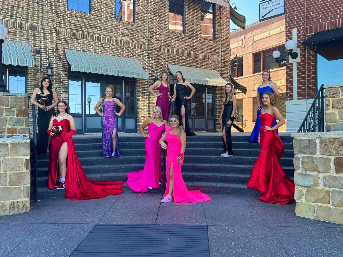 Prom 23’ with my favorite people💜💙 #grandviewhs #softballsisters #Prom2023