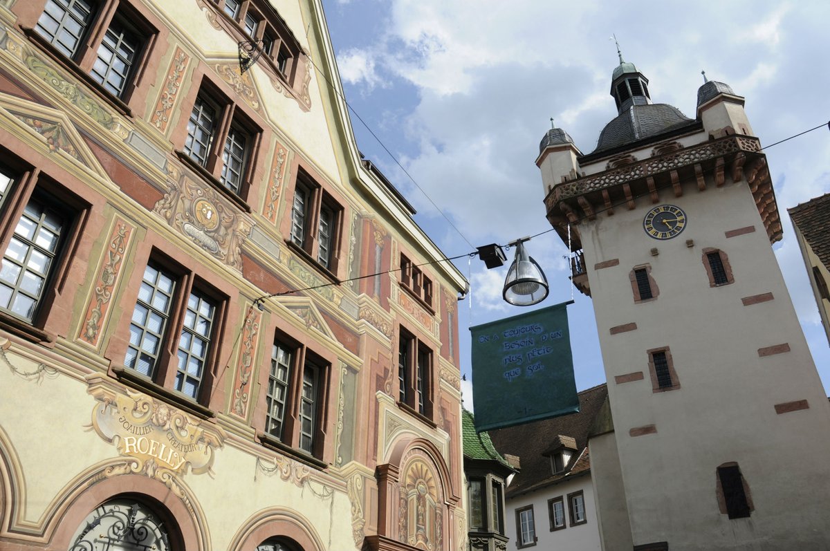 Sélestat, une ville chargée d’histoire et de culture en Alsace. Visitez sa vieille ville, son église romane, son château fort et sa bibliothèque humaniste. #ebenemediatv #Sélestat #histoire #culture #Alsace #vieilleville #église #château #bibliothèque