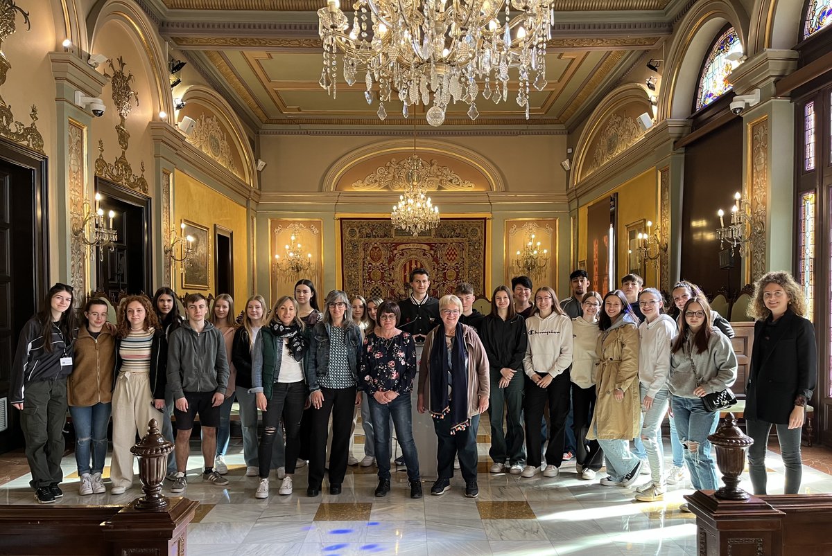 paerialleida's tweet photo. La #Paeria ha rebut aquest dimecres la visita de:
-els representants del projecte @erasmus_talent #ProgramaTalent @elcarmelleida @NeuroPGA
-un grup d'alumnes alemanys, de Baden-Württemberg, d'intercanvi amb l'@INSMontsuar de #Lleida https://t.co/aEwiixaoyM