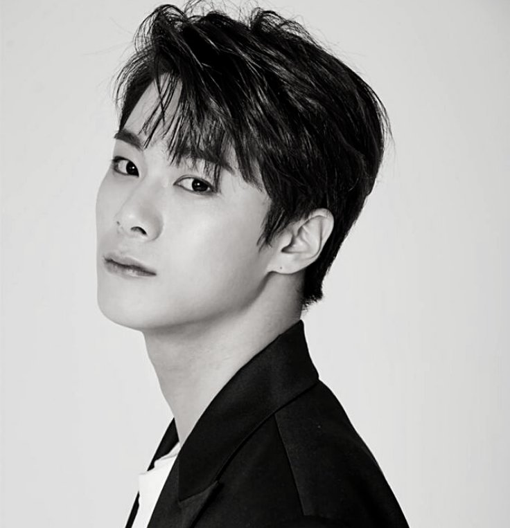 DramalandBR's tweet photo. 📰 | Infelizmente, o cantor e ator e Moonbin, do ASTRO, faleceu nesta quarta-feira (19).

O cantor de 25 anos foi encontrado por seu gerente sem vida em sua casa na Coreia do Sul.

A equipe DBR dá suas condolências e pêsames para família, fãs e amigos. https://t.co/CuRuM40Ej1